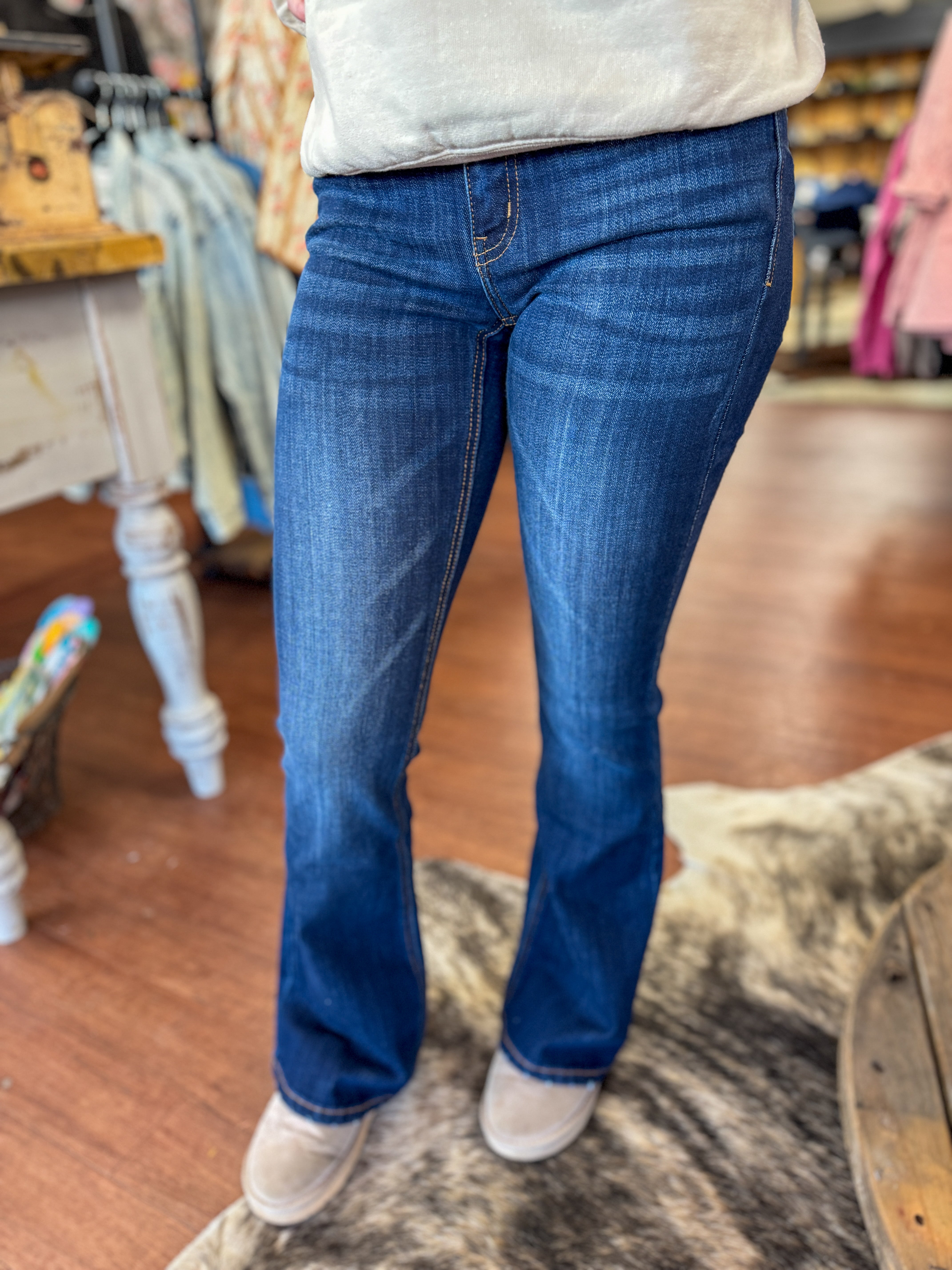 Daphne Midrise Kancan Bootcut Jeans – Bass Trading Company