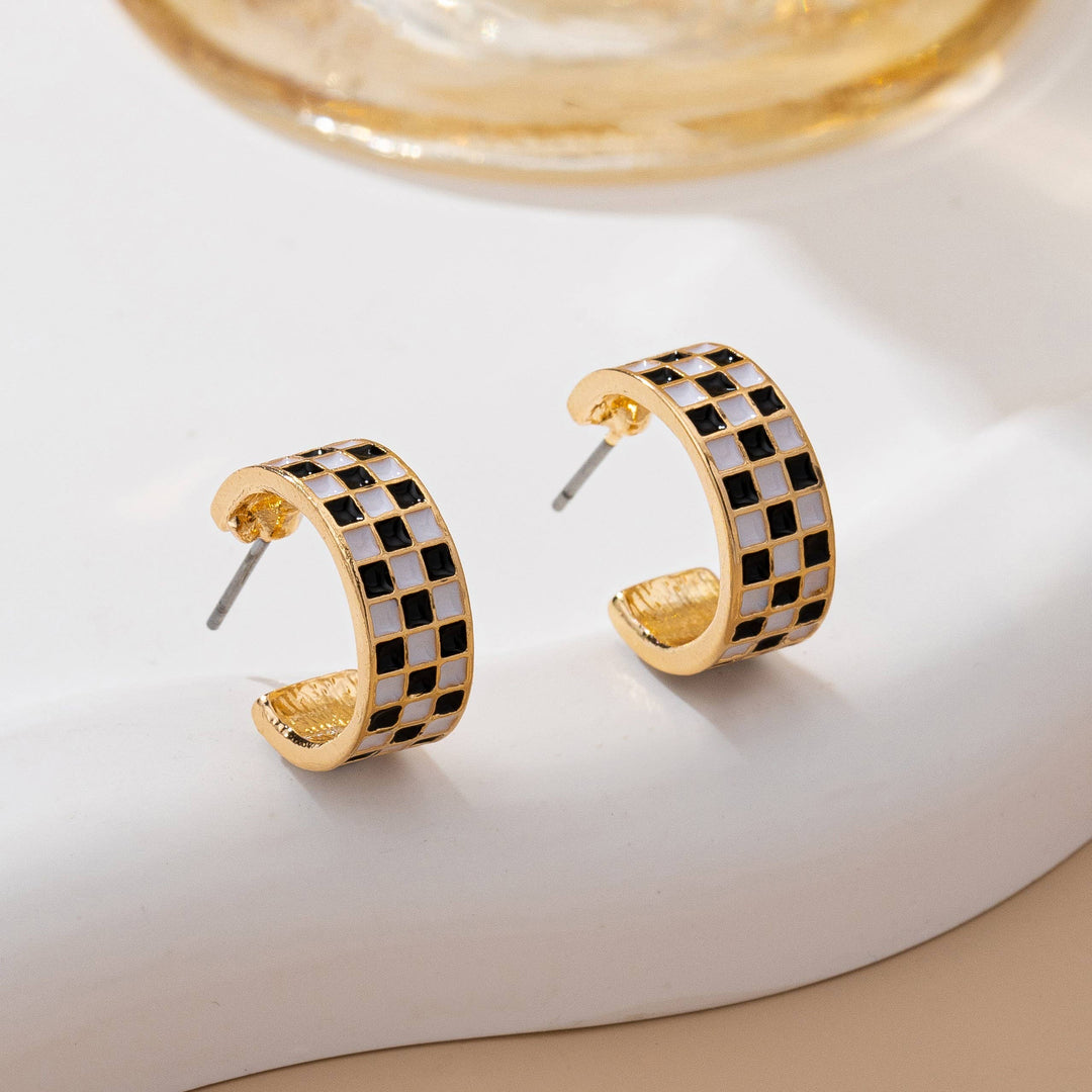CHECKER EPOXY HUGGIE HOOP EARRINGS | 80E61747