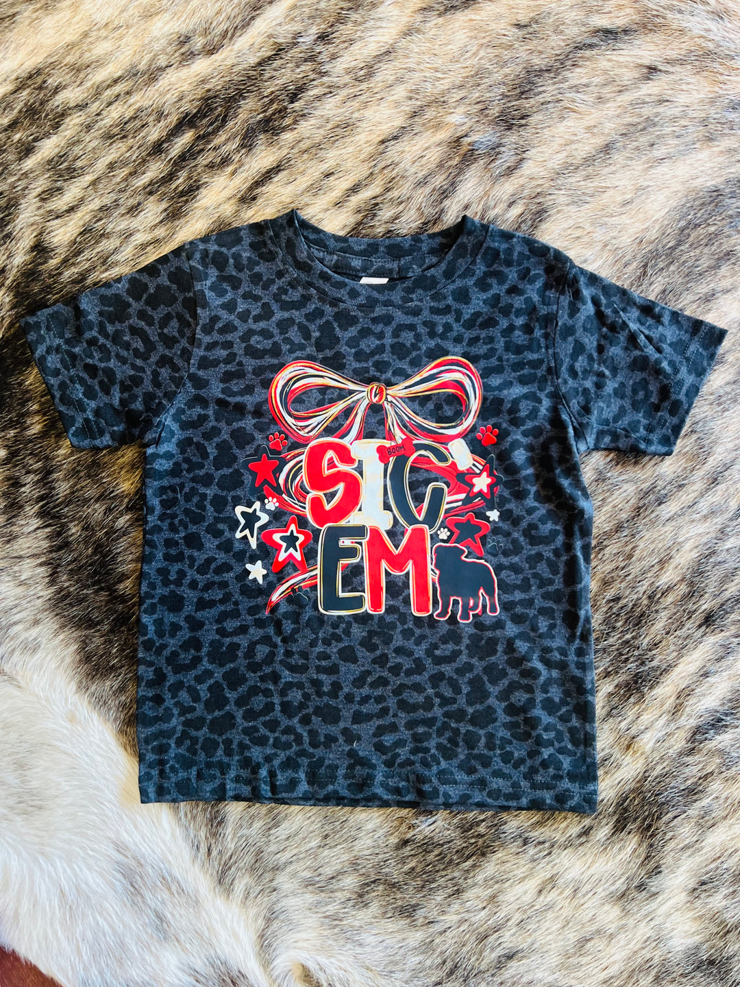 Leopard Sic ‘Em Tee
