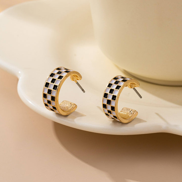 CHECKER EPOXY HUGGIE HOOP EARRINGS | 80E61747